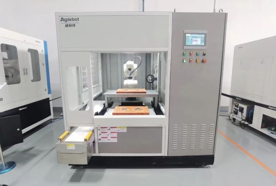 青資向“新”力 以芯片、智造、人工智能驅(qū)動通訊技術(shù)向“新”而行，以“質(zhì)”致遠(yuǎn)